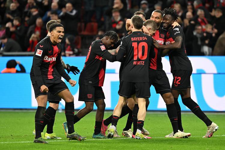 德甲榜首级对决：勒沃库森主场锁榜首，霍芬海姆客场掀翻 “药厂”？